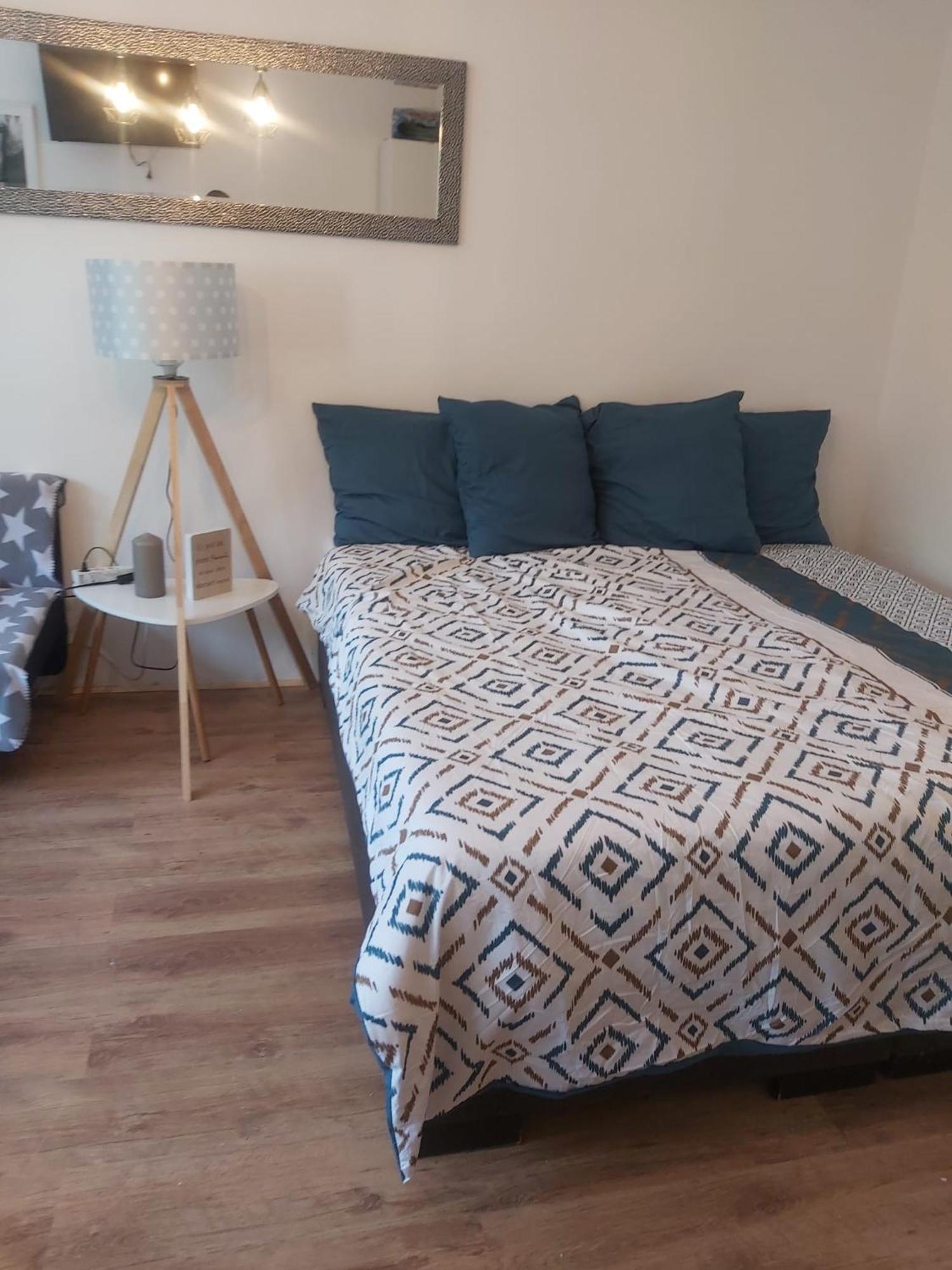 Appartement *** Comfortable 30m2 Studio Hansaring 19 *** Mediapark / Messe / Dom Keulen